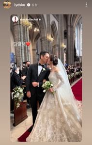 Lydia Ko and her husband Chung Jun share a kiss at their wedding (Image via Lydia Ko Instagram)